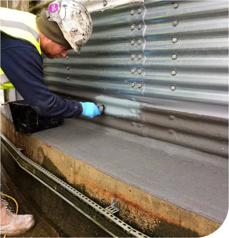 Protective layer application on metal silo